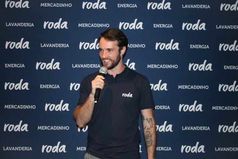 Alessandro Pacanowski, CEO da Roda Conveniência, fala ao microfone para os síndicos no Roda Conecta