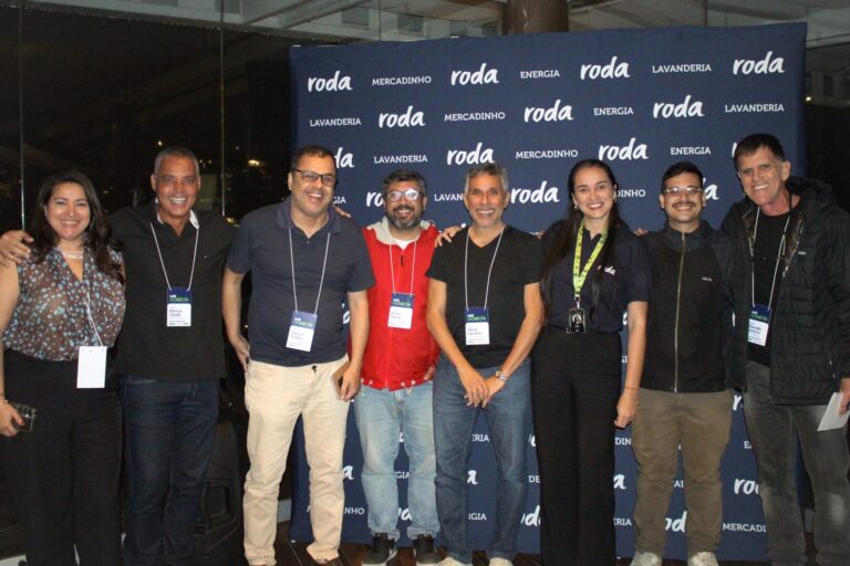 Síndicos de condomínios da Barra da Tijuca, do Recreio e de Jacarepaguá com crachás do Roda Conecta, ao lado da equipe da Roda